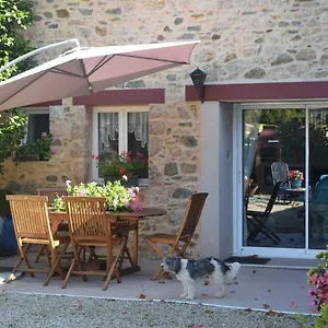 Maison Au Calme Dans Un Endroit De Verdure , Saint-Clet France